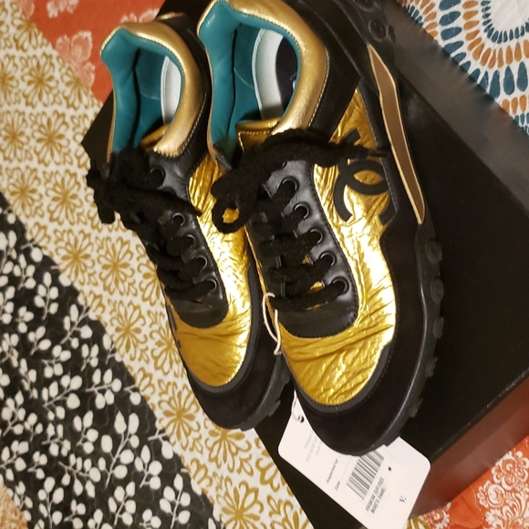 Women's Authentic Chanel sneakers - Picture 2 of 7